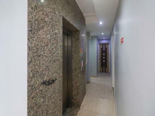 Oyo 84923 Hotel Crown Inn