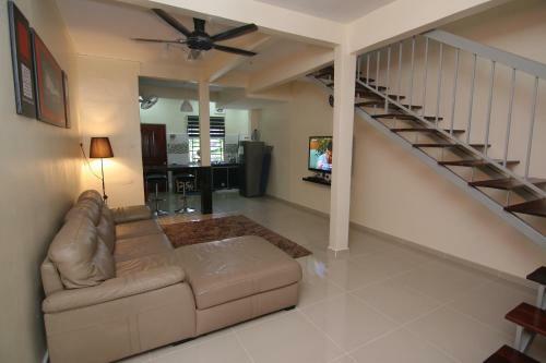 Homestay Hj Esmon 3 Uthm Parit Raja