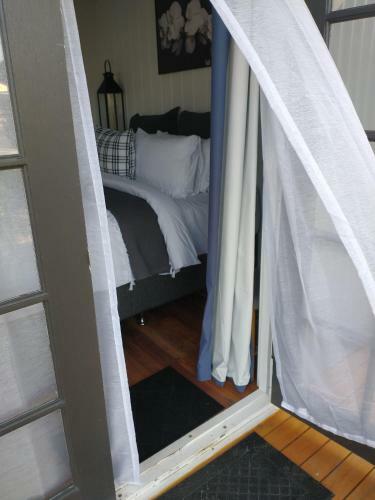 Bed & Breakfast Sneaky Peek Cottage
