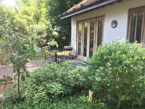 North Mundham Studio, Sleeping 4 With Pool & Tennis Court