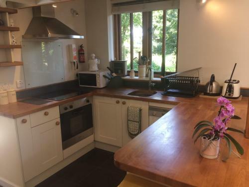 North Mundham Studio, Sleeping 4 With Pool & Tennis Court
