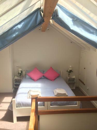 North Mundham Studio, Sleeping 4 With Pool & Tennis Court