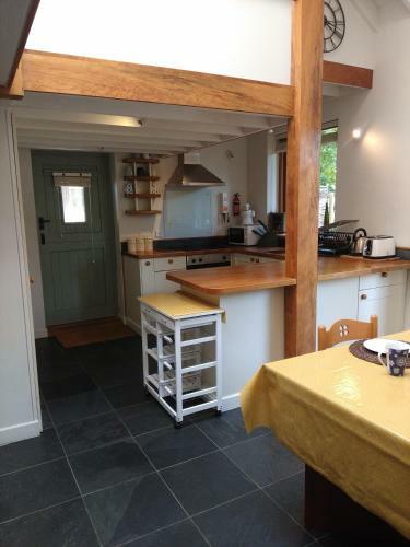 North Mundham Studio, Sleeping 4 With Pool & Tennis Court
