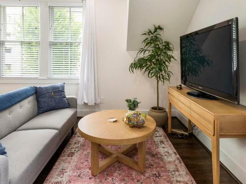 Apartamento Captivating Studio With Queen Bed, City Walkable!