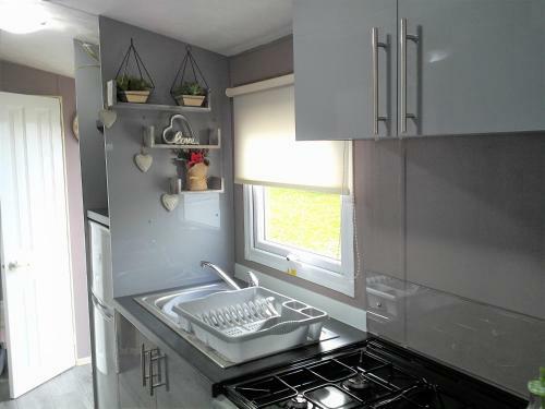Superb Luxury 2 Bedroom Double Bed Settee Sleep Six Caravan
