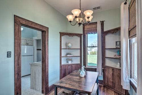 Lake Charles Cottage With Fireplace And Yard!