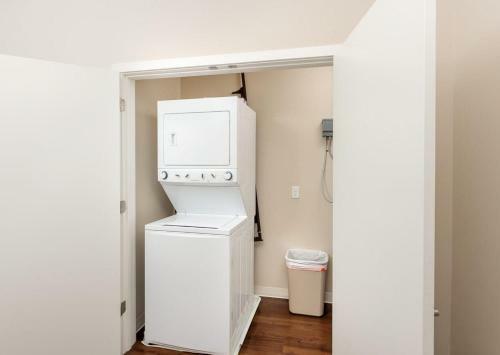 2br Lux Apartment With Rooftop Deck, Gym & Parking