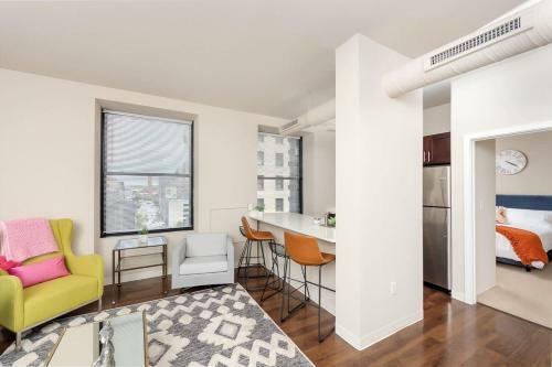 2br Lux Apartment With Rooftop Deck, Gym & Parking