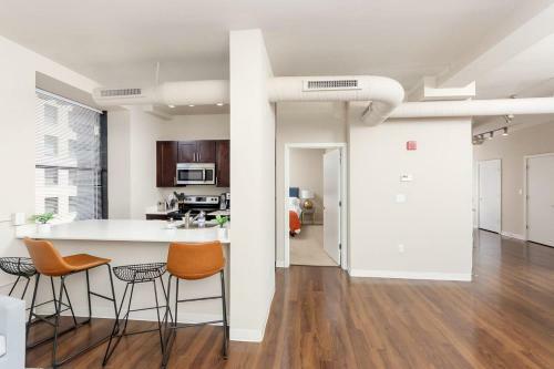 2br Lux Apartment With Rooftop Deck, Gym & Parking