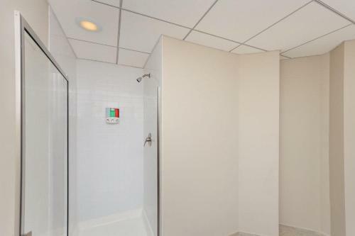 2br Lux Apartment With Rooftop Deck, Gym & Parking
