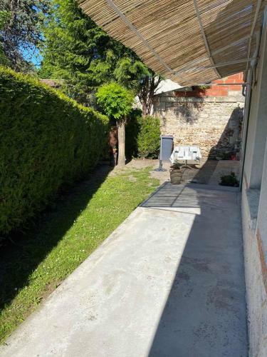 Petite Maison Au Bord Du Canal