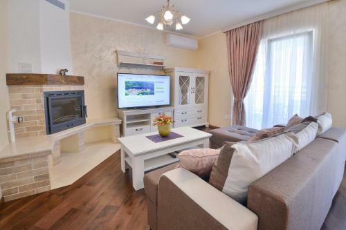 Aqua Breeze Apartments