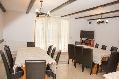 Hostal Green Forest Bran House