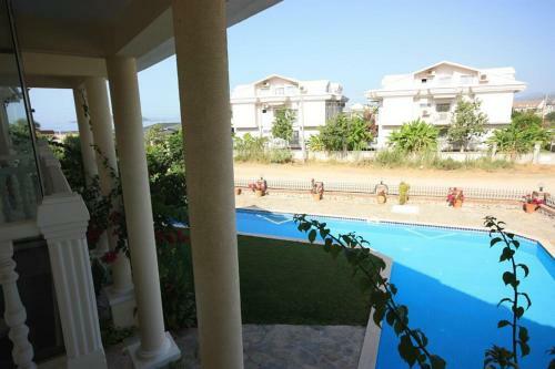 Nearby The Sea With Pool Triplex Villa