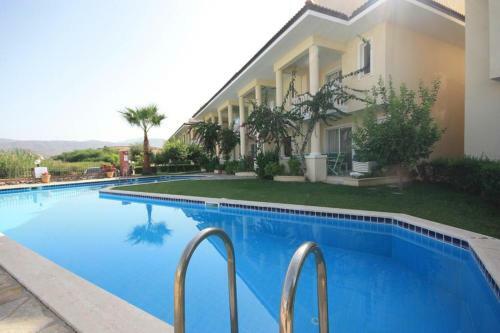 Nearby The Sea With Pool Triplex Villa