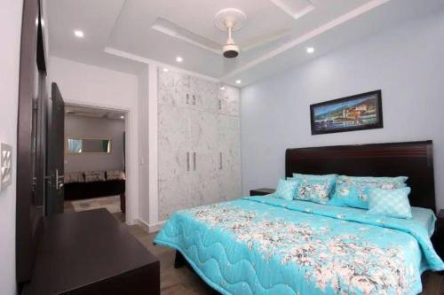 Free Parking With Cctv Cam�ra Porche Area Luxure