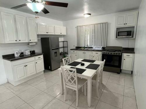 Tropical Getaway Apartment In Montego Bay