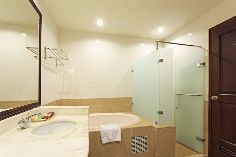 Sarrosa International Hotel And Residential Suites