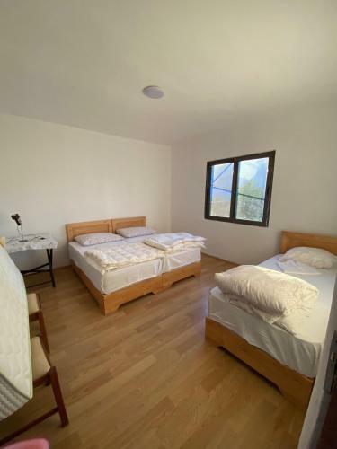 Hostal North Gate Guest House And Camping