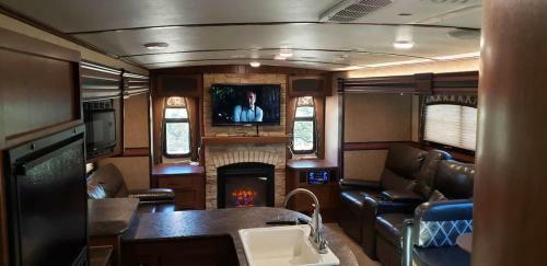 3 Bedroom House And 2 Rvs