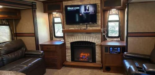 3 Bedroom House And 2 Rvs