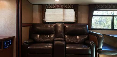 3 Bedroom House And 2 Rvs
