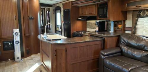 3 Bedroom House And 2 Rvs