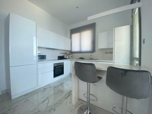 Sea View - Serviced 2 Bedroom Apartment
