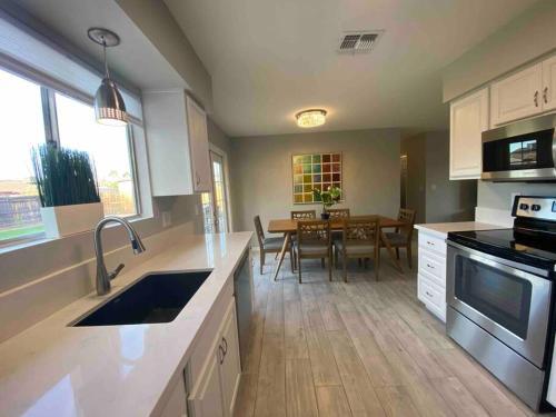 Cubs Corner - 4 Bed 2 Bath Retreat.