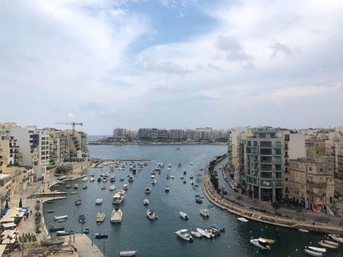 Sea View Apartment Overlooking Spinola Bay