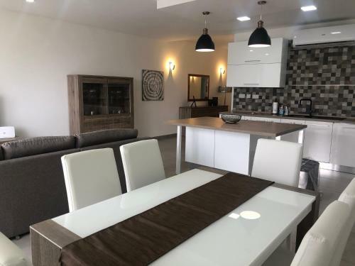 Sea View Apartment Overlooking Spinola Bay