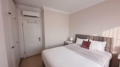 Modern And Bright Apartment 5min From The Sea