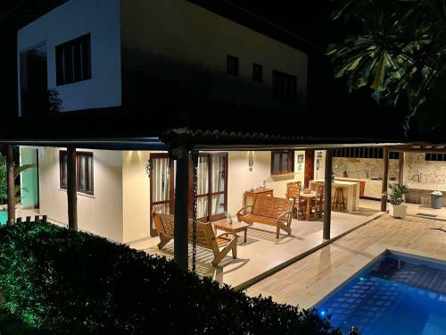 Casa 4/4 Agrad�vel Com Piscina E Churrasqueira