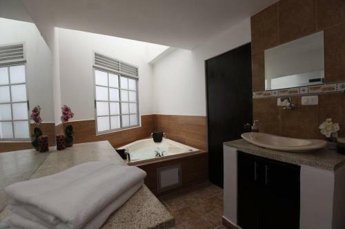 Cozy 4 Bedroom Home With Jacuzzi And Outside Deck