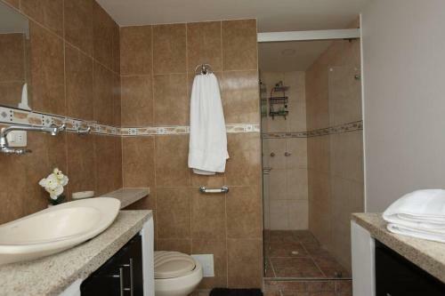 Cozy 4 Bedroom Home With Jacuzzi And Outside Deck