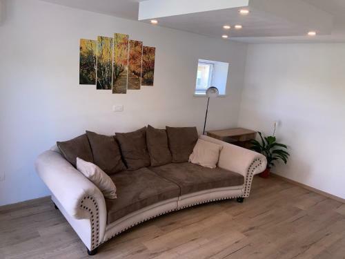 Apartamento Modern 2-bed Flat At The Foothill Of The Castle