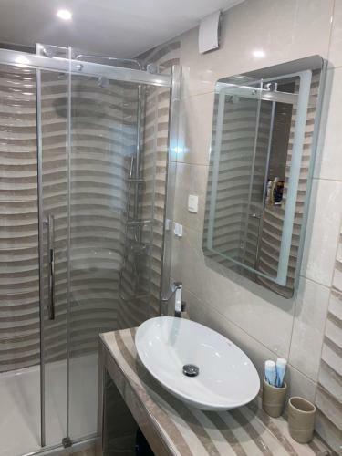 Apartamento Modern 2-bed Flat At The Foothill Of The Castle