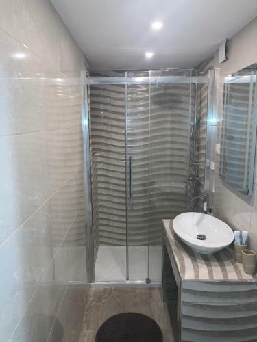 Apartamento Modern 2-bed Flat At The Foothill Of The Castle