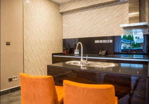 Apartamento Luxurious Executive One Bedroom Suite Space Available