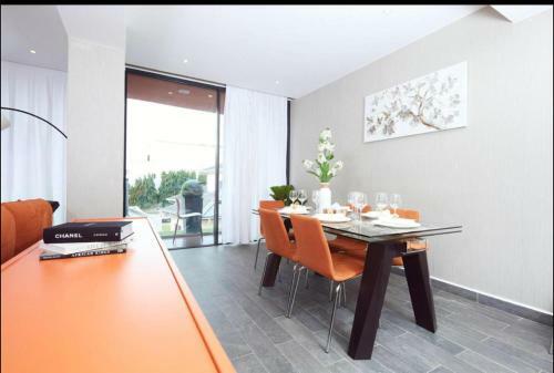 Apartamento Luxurious Executive One Bedroom Suite Space Available