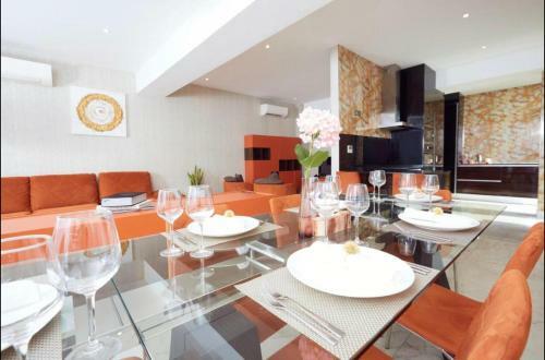 Apartamento Luxurious Executive One Bedroom Suite Space Available