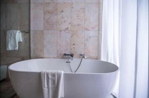 Apartamento Luxurious Executive One Bedroom Suite Space Available