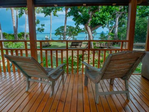 Chalet En Bois Sur La Plage De Sable Blanc