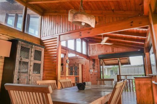 Chalet En Bois Sur La Plage De Sable Blanc