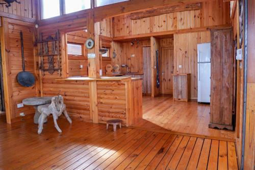 Chalet En Bois Sur La Plage De Sable Blanc