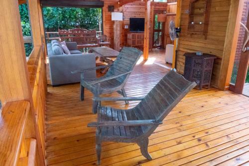 Chalet En Bois Sur La Plage De Sable Blanc