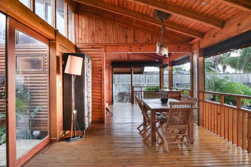 Chalet En Bois Sur La Plage De Sable Blanc