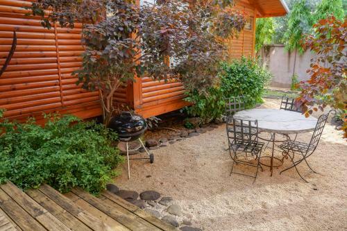 Chalet En Bois Sur La Plage De Sable Blanc