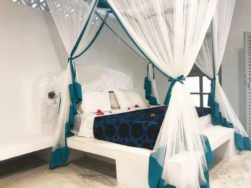 Barefoot Beachfront Villa, Chef, Pool, Sleeps 12