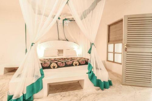 Barefoot Beachfront Villa, Chef, Pool, Sleeps 12